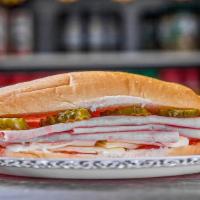 Sándwich Media Noche / Midnight Sandwich · Sándwich en pan crocante de media luna, jamón y queso, acompañada de vegetales. / Sandwich o...