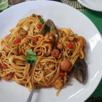 Tallarín Salteado De Mariscos · Spaghetti with sautéed seafood.
