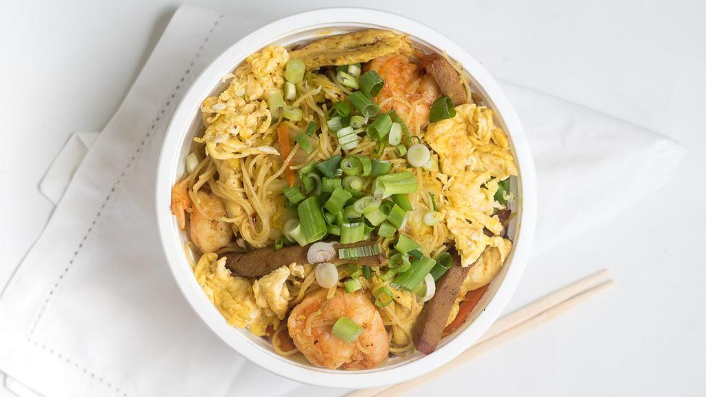 Singapore Rice Noodles · Chicken, pork, shrimp, and vegetables with curry and spicy. All the rice noodles have vegetables.