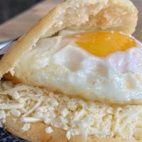 Arepa Kikiriki · {fried egg with white cheese}
