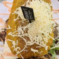 Patacon Mixto · Choice your patacon with grilled chicken, churrasco Angus, mano cheese, lettuce, tomato and ...