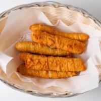 Tequenos Medianos Fritos · Fried mozzarella sticks. Cheese sticks or mozzarella sticks.