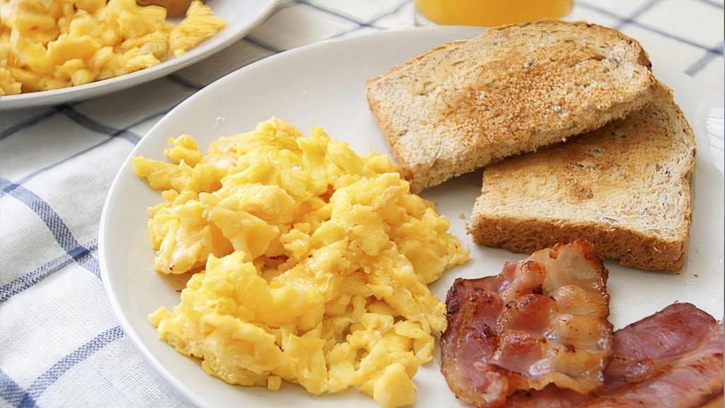Combo De Huevos Revueltos / Scrambled Eggs Combo · HUevos revueltos, tostada, café con leche o jugo de naranja.