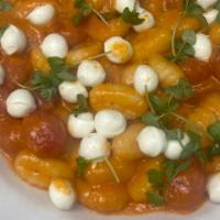 Gnocchi Caperese · GNOCCHI CAPRESE
Tossed With Cherry Tomatoes, Garlic and Fresh Basil in A Pink Cream Sauce Fr...