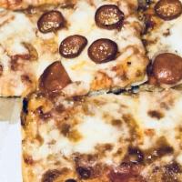 Medium Tomato & Cheese Pizza (8 Slices) · 