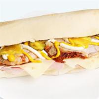 Sándwich Cubano / Cuban Sandwich · Jamón, queso, pepinillo, lechón, mostaza y mayonesa. / Ham, cheese, pickle, suckling pig, mu...