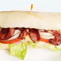 Sándwich Latino / Latin Sandwich · Tocino, jamón, queso, lechuga, tomate, kétchup y mayonesa. / Bacon, ham, cheese, lettuce, to...