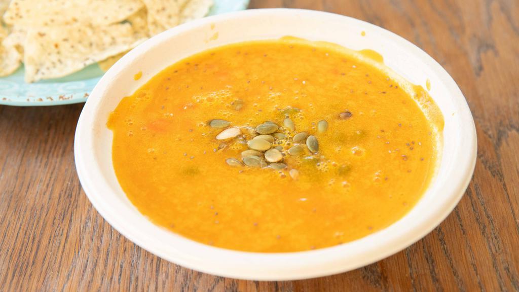 Healthy Butternut Cream Soup · Tasty and healthy butternut squash and sweet potatoes and onion and carrot and red pepper and pumpkin seeds.
Sabrosa y saludable crema de calabaza, papa dulce, cebolla, zanahoria,  pimemton, semillas de calabaza.