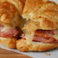 Croissant Con Jamon Y Queso/ Ham And Cheese Croissant · 