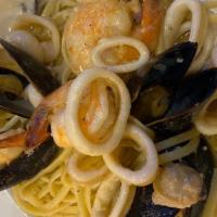 Linguine Alle Vongole · Clams sautéed with garlic oil, chopped Italian parsley with your choice of white wine sauce ...