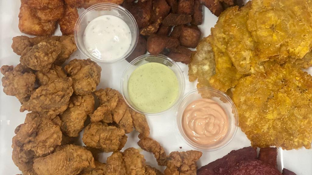 Picadera Caliente / Hot Platter · Cerdo, pollo frito, salami, queso frito, tostones y 2 tipos de salsa criolla. / Pork, fried chicken, salami, fried green plantains, fried cheese and 2 types of dressings .
