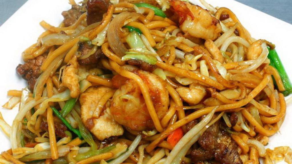 House Special Lo Mein 本楼捞面 · 