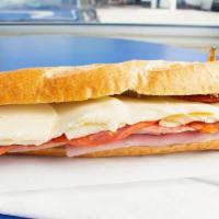 Sandwich Italiano / Italian Sandwich · Baguette, jamón, queso, capicolo, salami, lechuga y tomate. / Bread baguette, ham, cheese, c...