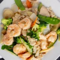Phoenix Dragon · Chicken and shrimp with vegetables in white sauce.