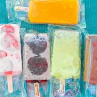 Paletas / Popsicles · Paletas de agua y de crema hechas con frutas naturales. / Popsicles and ice cream bar made w...