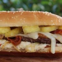 Quesub Hawaiiana + Small Fries · BURGER IN SUB BREAD. Carne de hamburguesa con queso, tocineta, ensalada, tomate verde, rodaj...