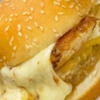Arepa Burger · Arepa con carne de hamburguesa, huevo de codorniz, tomate verde, queso, ensalada de repollo ...