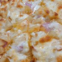 Pizza Hawaiana · traditional pizza with pineapple, jam and chesse