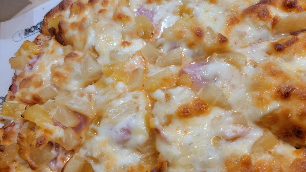Pizza Hawaiana · traditional pizza with pineapple, jam and chesse