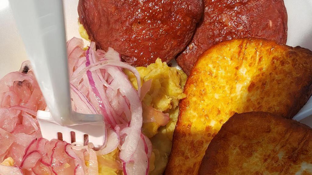 Mangú 4 Golpes / Mashed Plantains Four Golpes · Mangú, salami, queso frito, huevo y longaniza. / Mangu, salami, fried cheese, egg, and Spanish sausage.