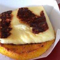 Arepa De Choclo / Choclo Corn Cake · Con queso. / With Cheese