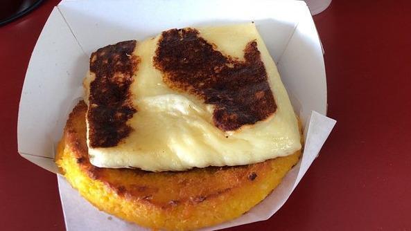 Arepa De Choclo / Choclo Corn Cake · Con queso. / With Cheese