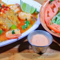 Camarones En Salsa · Shrimp in creole sauce.