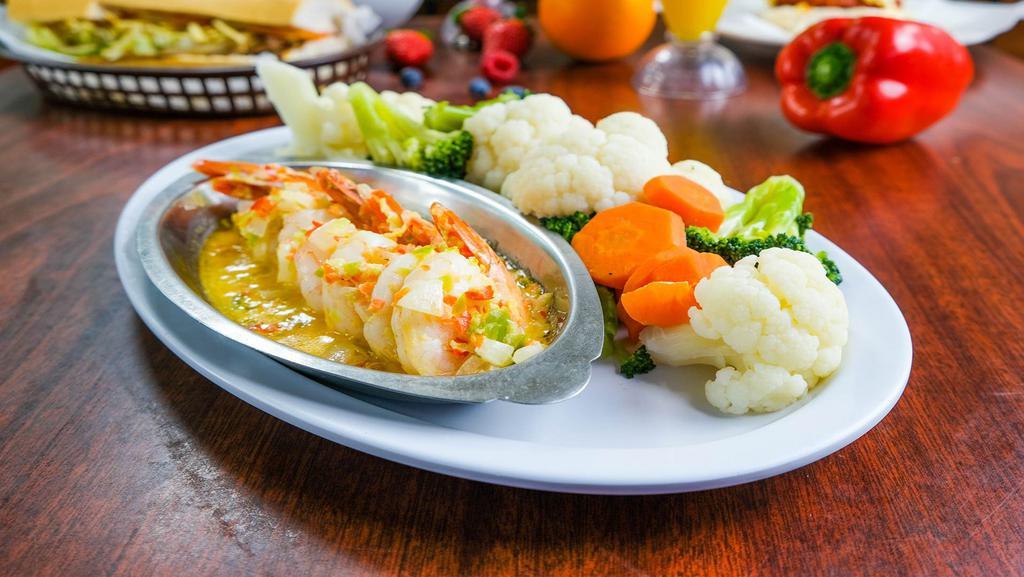 Enchilado De Camarones · Enchilado de Camarones. Viene con su elección de 2 acompañantes.

Shrimp in Creole Sauce. Comes with your choice of 2 sides.