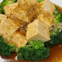 Pad Kra Tiam · Stir fried in a light brown garlic sauce on a bed of broccoli