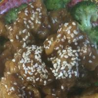 Sesame Chicken (Lunch) · Served with fried rice or white rice,  egg roll, crab rangoon, and soup .