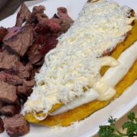 Cachapa Con Queso Y Carne En Vara / Cachapa With Cheese And Meat On A Stick · 