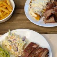 Mister Butcher (4 Personas) / Mister Butcher (4 People) · Carne en vara y cerdo con 6 acompañantes. / Beef steak in a stick and pork ribs with 6 sides.