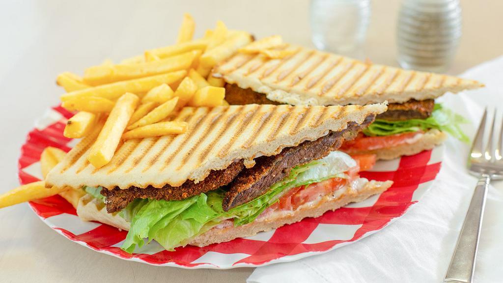 Milanesa De Carne · breaded steak with lettuce tomatoe
french bread ,with french fries and soda