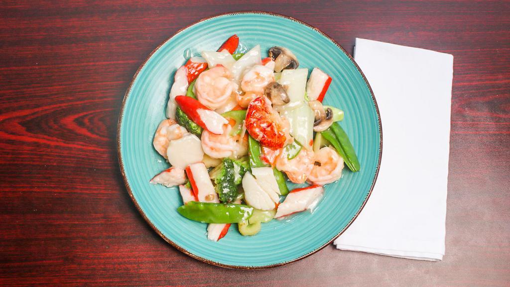Seafood Delight · Meat, crab meat, jumbo shrimp and fresh scallops with assorted Chinese vegetables in a special white wine sauce.