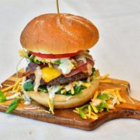 Pipo Burger · 100% carne de res o pollo, papitas ralladas, repollo, lechuga, tomate, salsa tartara, salsa ...