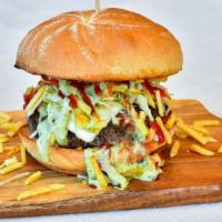 Maracucha Burger · 100% carne de res o pollo, papitas ralladas, repollo, salsa verde, ketchup y queso de mano.