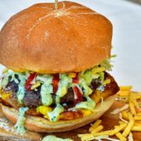 La Famosa Fritiburger · 100% carne de res o pollo, papitas ralladas, repollo, salsa verde, ketchup, queso de mano, t...