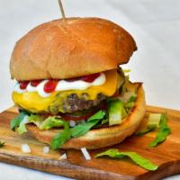 American Burger · 100% carne de res (o pollo), queso americano, lechuga, tomate, cebolla, pepinillos, mayonesa...