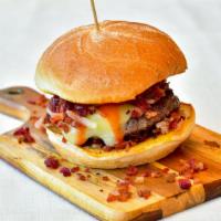 Cheddar Bacon Lovers Burgers · 100% carne de res (o pollo), salsa bbq, queso sharp cheddar, cebolla salteada con tocineta.