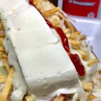 Salchiqueso · Salchicha, queso de mano, tartara ketchup, repollo y papitas.