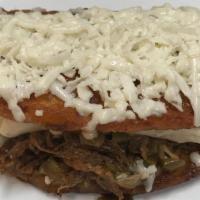 Cachapa Arepa One · Queso guayanés, carne mechada y tope de queso paisa rallado.