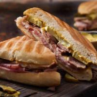 Cuban Sandwich · Pan cubano. Jamón, cerdo, mostaza, queso suizo y pickles.