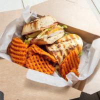 Sándwich De Pollo / Chicken Sandwich · Ciabatta fresca con pechuga de pollo, queso colby jack, tomate, lechuga, tocino, cebollas en...