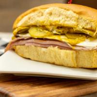 Sandwich Media Noche / Midnight Sandwich · Jamón, queso, cerdo, mayonesa, mostaza y pepinillos. / Ham, cheese, pork, mayonnaise, mustar...