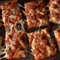 Small Buffalo Ranch Chicken · Jet's® Ranch, premium mozzarella, grilled chicken, bacon & red onions, topped with mild buff...