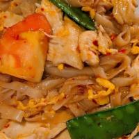 Drunken Noodle · Stir fried egg with rice noodles, chopped garlic, chili sauce, tomatoes, onions, bell pepper...