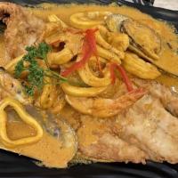 Filete De Pescado A Lo Macho Con Mariscos · Fried fish fillet in special sauce with seafood.