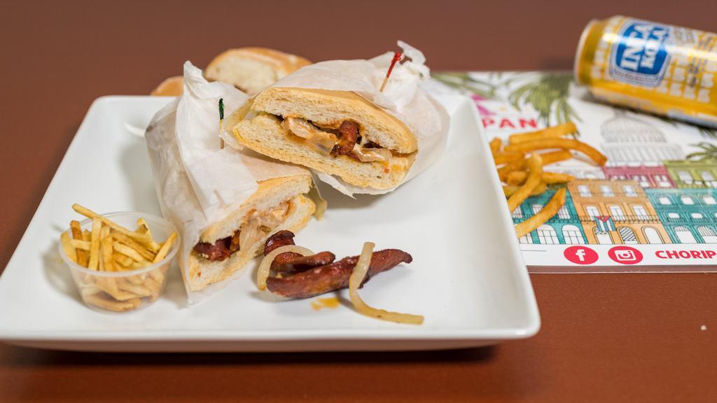 Spanish Sausage Sandwich / Sandwich Choripan · Sandwich con chorizo y cebolla salteada. Salsas a elecciÃ³n.