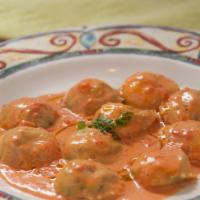 Agnoloti Rosso · Pasta stuffed with spinach and ricotta in a creamy pink sauce