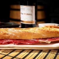 Bocadillo Jamón Serrano / Serrano Ham Sandwich · Delicioso bocata al estilo español con tomate rallado, aceite de oliva y jamón serrano. / De...